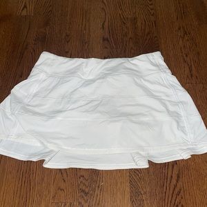 Lululemon white tennis skirt, size 6 reg